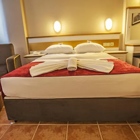 Comet De Luxe 4* Μαρμαρίς