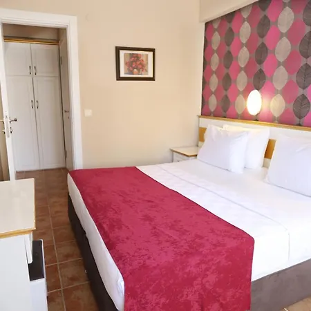 Comet De Luxe 4* Μαρμαρίς